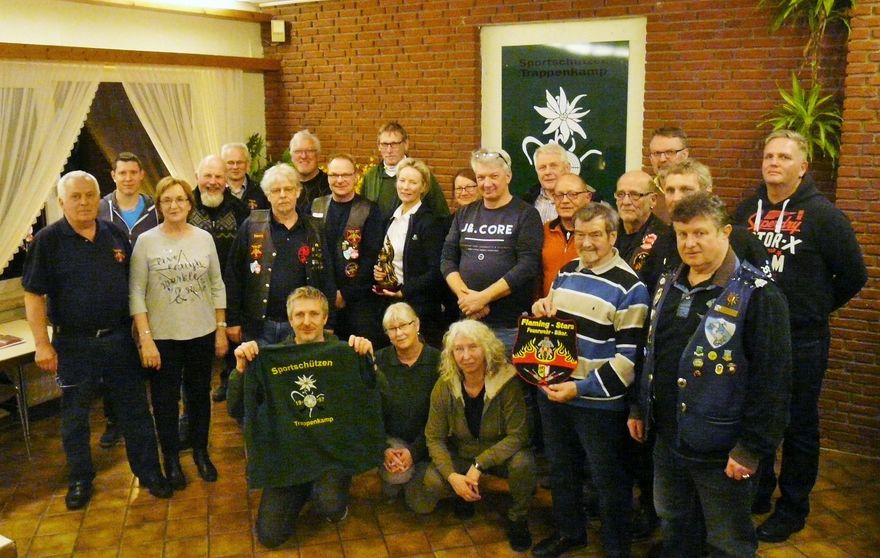 Klaus Blöcker (8.v.links) mit Pokalgewinnerin Steffi Osterholz mit Pokal (9.v.links) und den  Teilnehmern am Pokalschießen der Feuerwehr-Motorradfahrer bei den Sportschützen in Trappenkamp. 