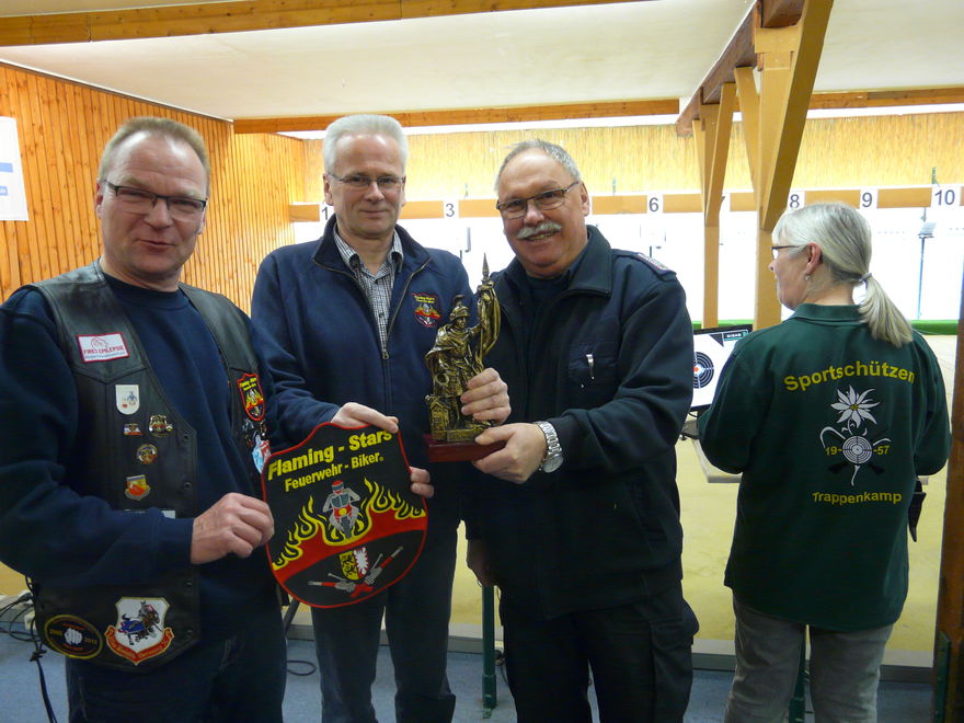 Dirk Osterholz (mitte), Pokalgewinner 2018, gibt die Trophäe an Klaus Blöcker (links) und Michael Dahlke zurück. 